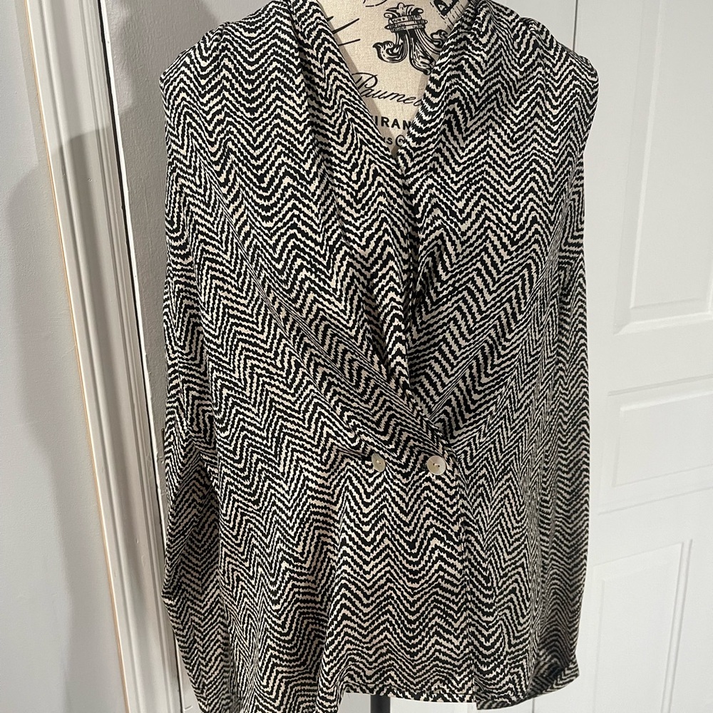 **100% silk** Chevron Patterned Black and White Blouse